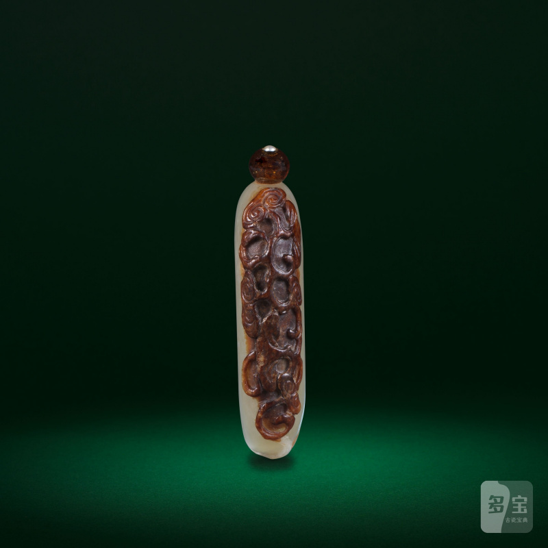 十九世紀 青玉帶皮巧雕蝙蝠靈芝紋鼻煙壺 | A PALE GREEN AND RUSSET JADE 'BAT AND LINGZHI' SNUFF BOTTLE - 图8
